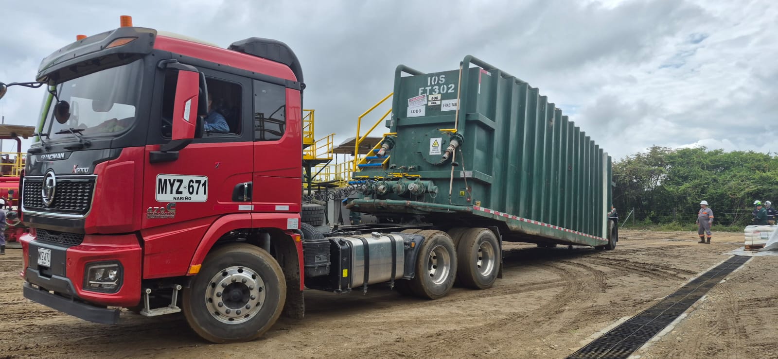Tractocamión de Transportes 223 movilizando un tanque en locación industrial
